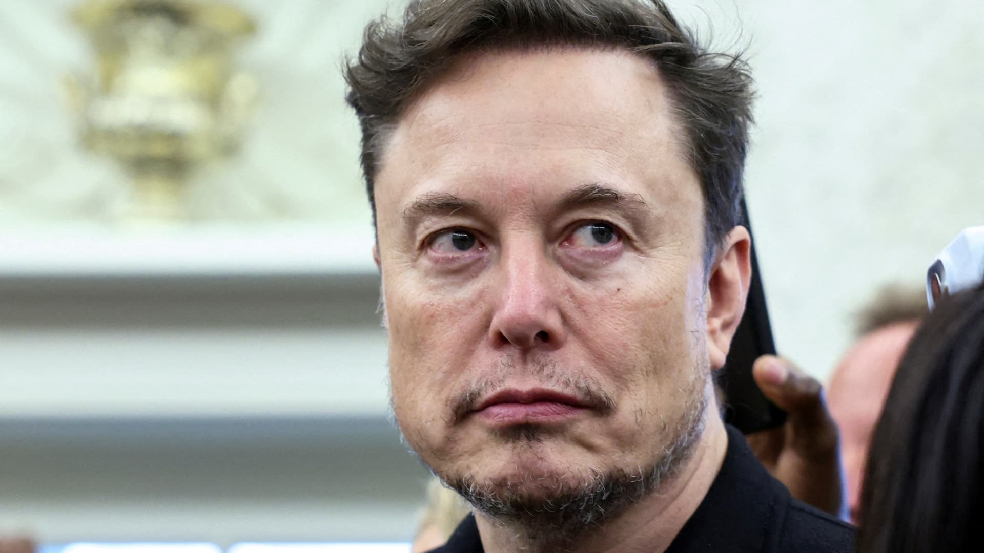 Elon Musk looks while the president of the United States, Donald Trump, meets South African President Cyril Ramaphosa in the Oval Office of the White House in Washington, DC, USA UU., May 21, 2025.
